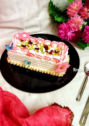 A picture of Velvety Pistachio dulce atta cake.