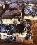 Cuadraditos de vainilla, con trozos de manzana, pasas de uva, bañada con chocolate