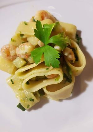 Foto di Calamarata zucchine e gamberetti