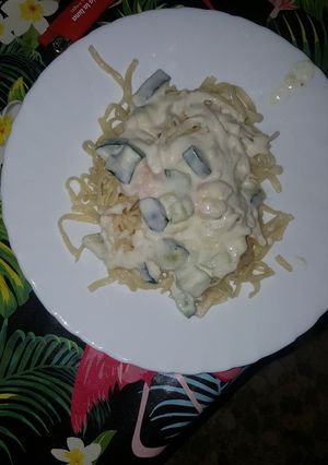 Una foto de Espaguetis con langostinos y calabacín