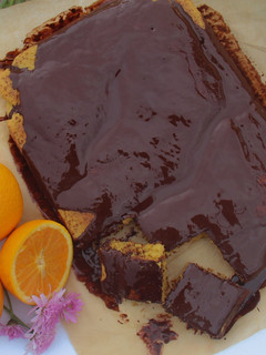 Foto de Bolo de laranja com cobertura de chocolate