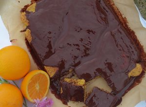 Foto de Bolo de laranja com cobertura de chocolate