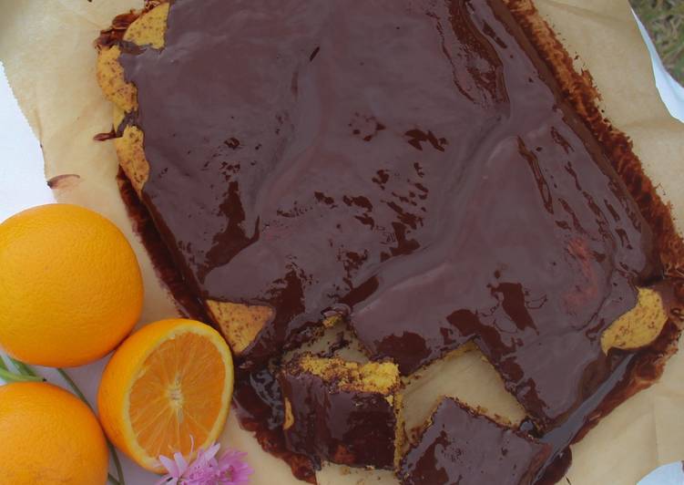 Bolo de laranja com cobertura de chocolate