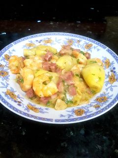 Una foto de Langostinos con alcachofas