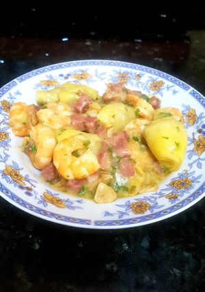 Una foto de Langostinos con alcachofas
