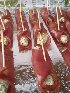 Una foto de Rollitos de lomo con crema de pistachos