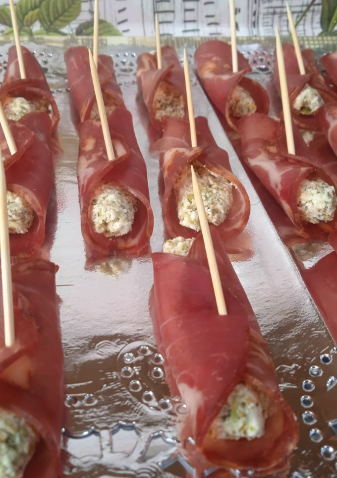 Una foto de Rollitos de lomo con crema de pistachos