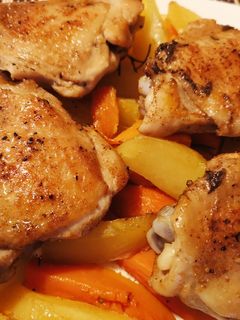Gyors csirkecombok vele sült burgonyával recept fotója