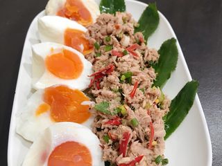ลาบทูน่าข้างไข่เค็ม