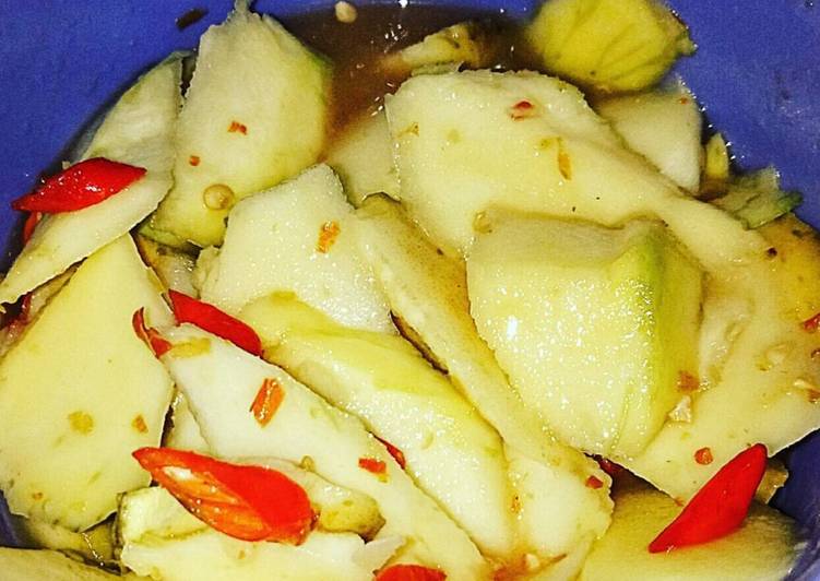 Bagaimana Membuat Rujak Kopyok Mangga Muda, Bisa Manjain Lidah