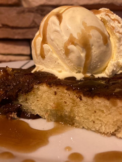 Una foto de Blondie con caramelo y pepitas de chocolate negro