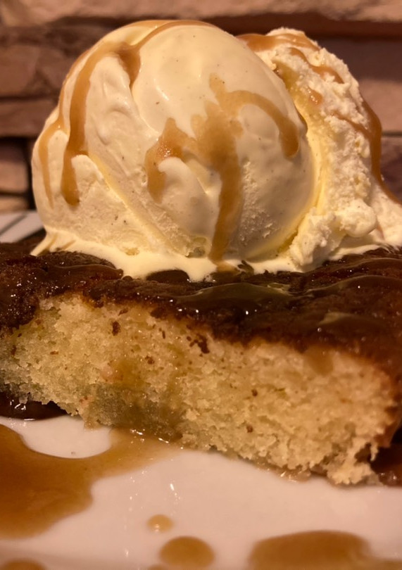 Una foto de Blondie con caramelo y pepitas de chocolate negro