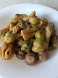 Macarrones con champiñones y coles de Bruselas