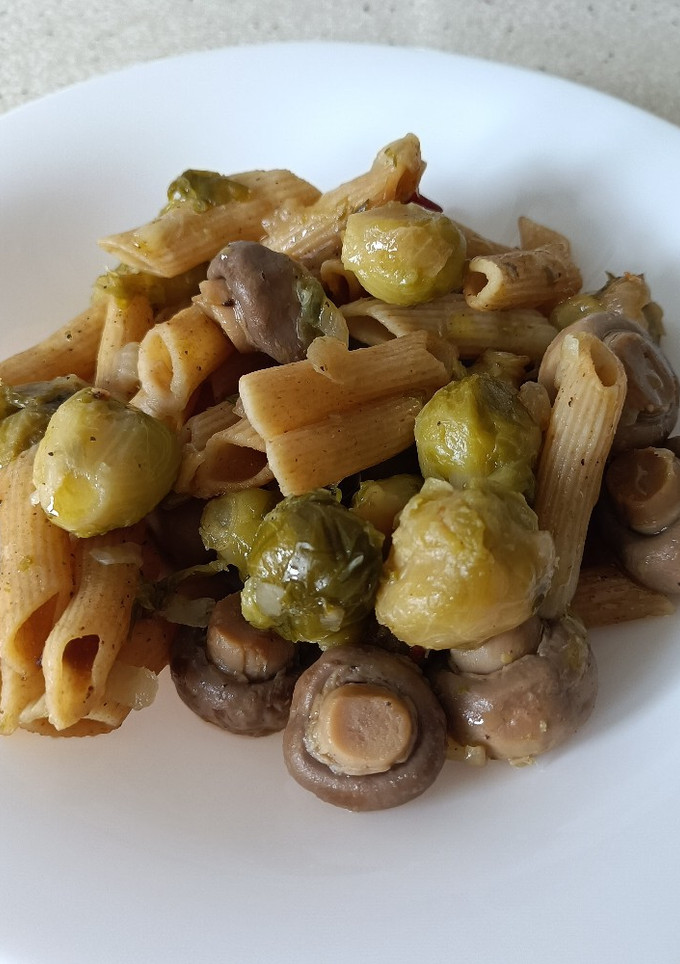 Una foto de Macarrones con champiñones y coles de Bruselas