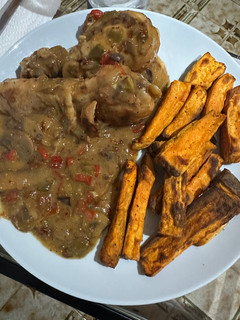 Una foto de Muslitos de pollo con coco y mostaza