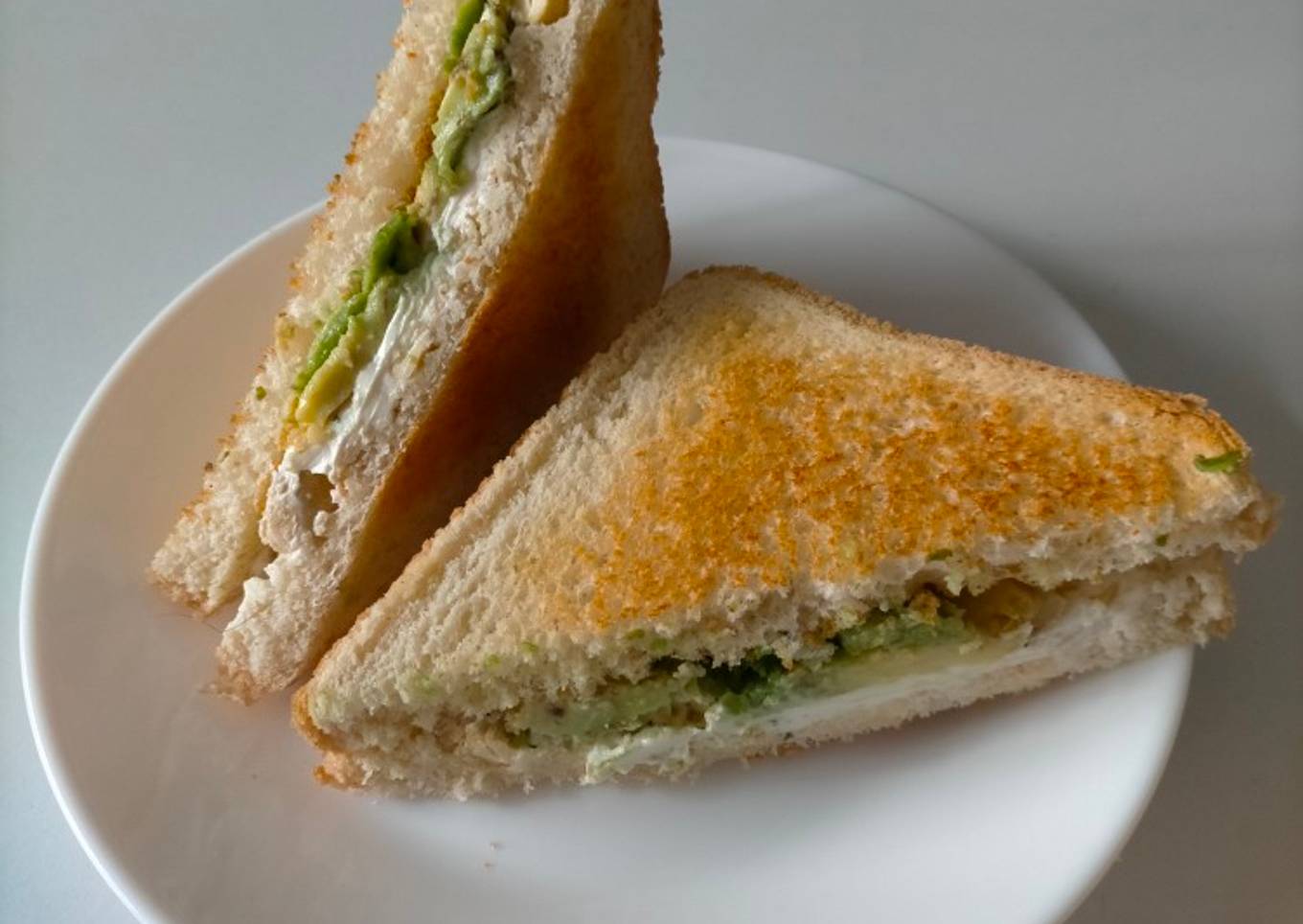 Sándwich vegetariano: anacardos y aguacate