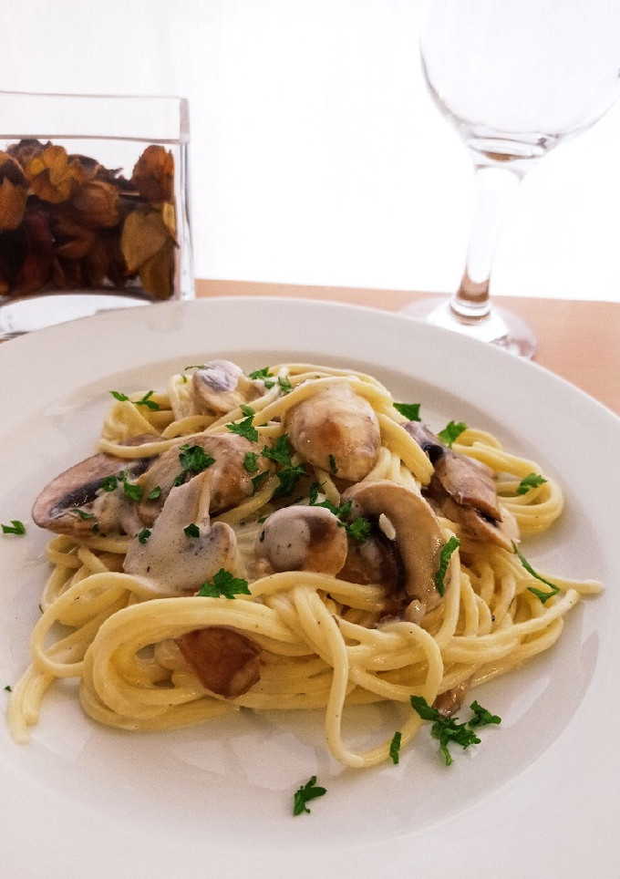Una foto de Espaguetis con champiñones a la crema