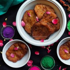 A picture of Holi special Banana Malpua.