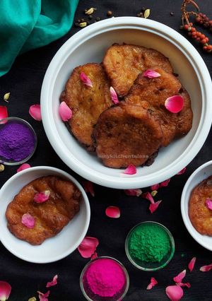 A picture of Holi special Banana Malpua.