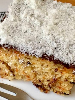 Una foto de Carrot cake con chocolate 🍰🥕🍫
