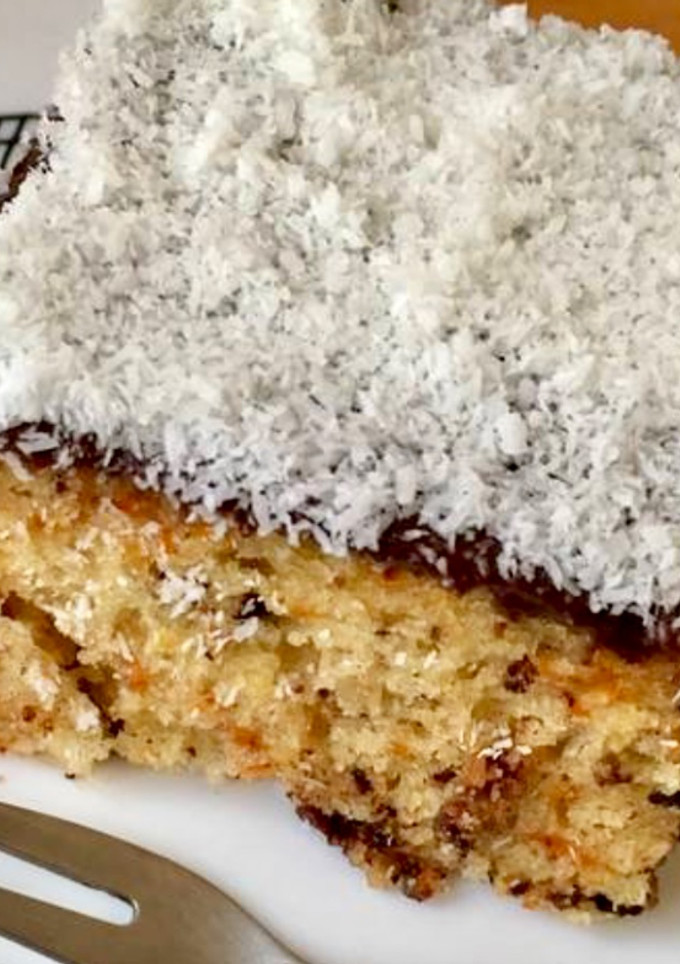 Una foto de Carrot cake con chocolate 🍰🥕🍫