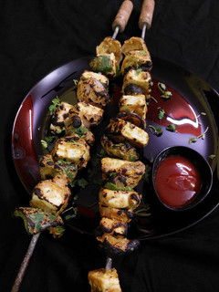 स्मोकी पनीर टिक्का (Smoky Paneer Tikka Recipe in Hindi) रेसिपी मुख्य फोटो