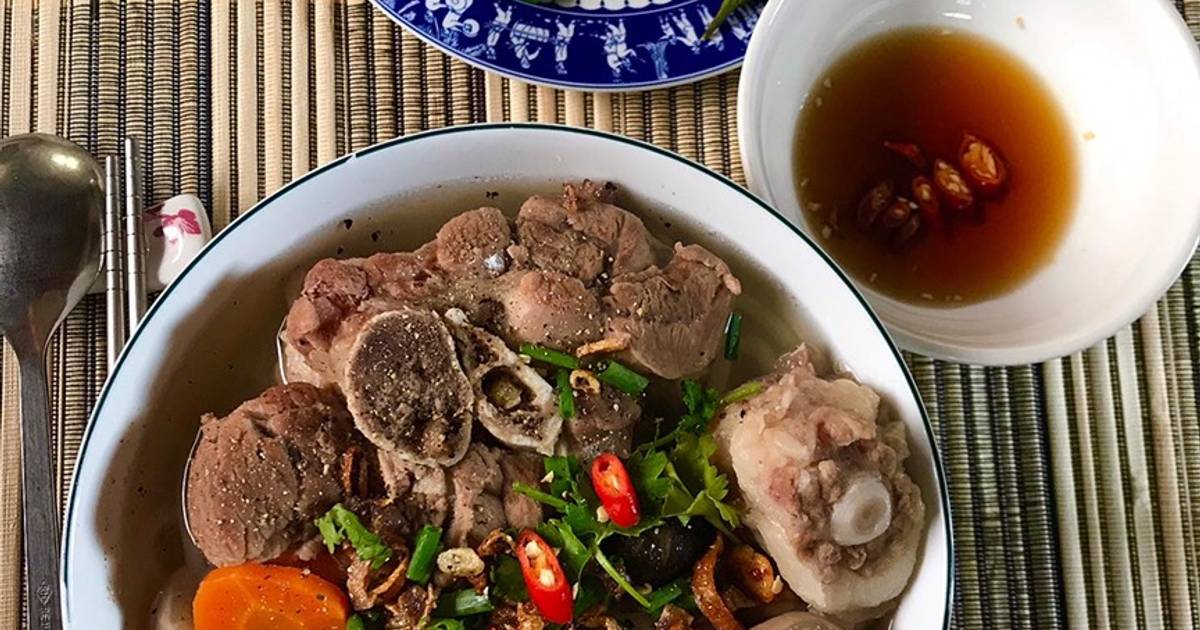 What are the nutritional benefits of xương đuôi heo?