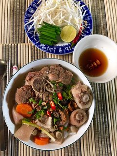 Hình của món Bánh Canh Giò heo, Xương đuôi heo, Da Heo.