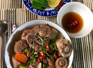 Hình của món Bánh Canh Giò heo, Xương đuôi heo, Da Heo.