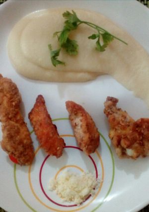 Una foto de Puré de coliflor con chicharrón de pollo