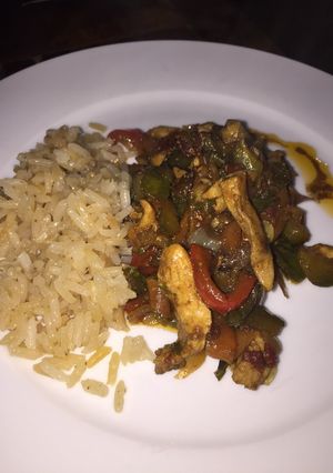 Una foto de Salteado de pollo y verduras con arroz frito
