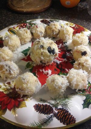 A picture of Tropical coconut ladoo.