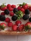 Cesta de hojaldre con frutos rojos