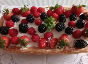 Una foto de Cesta de hojaldre con frutos rojos
