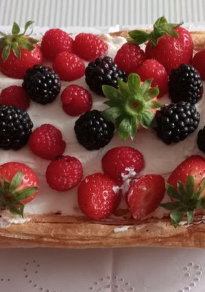 Una foto de Cesta de hojaldre con frutos rojos