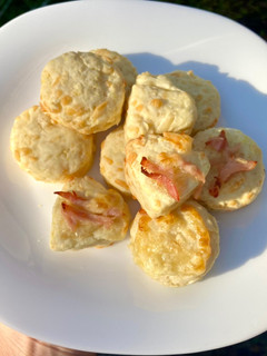 Una foto de Scones de Queso 🧀 (tipo Starbucks, sin huevo y deli! 😋)