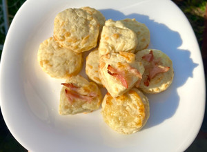Una foto de Scones de Queso 🧀 (tipo Starbucks, sin huevo y deli! 😋)
