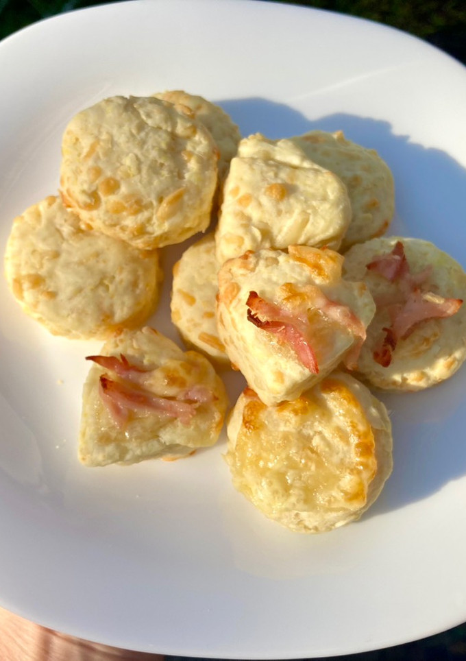 Una foto de Scones de Queso 🧀 (tipo Starbucks, sin huevo y deli! 😋)