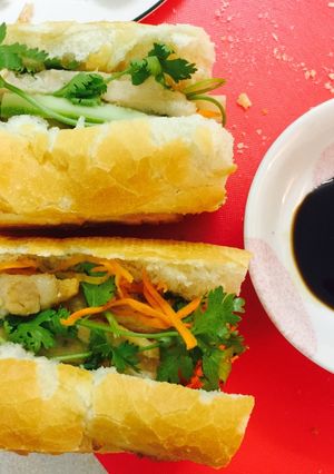 Hình của món Bánh mì chạo tôm, thịt quay vét tủ.