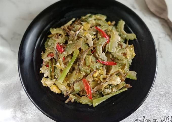 Cara Gampang Menyiapkan Tumis Pare Telur &amp; Batang Brokoli yang Enak Banget