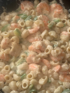 Una foto de Pasta con calabacín y gambas