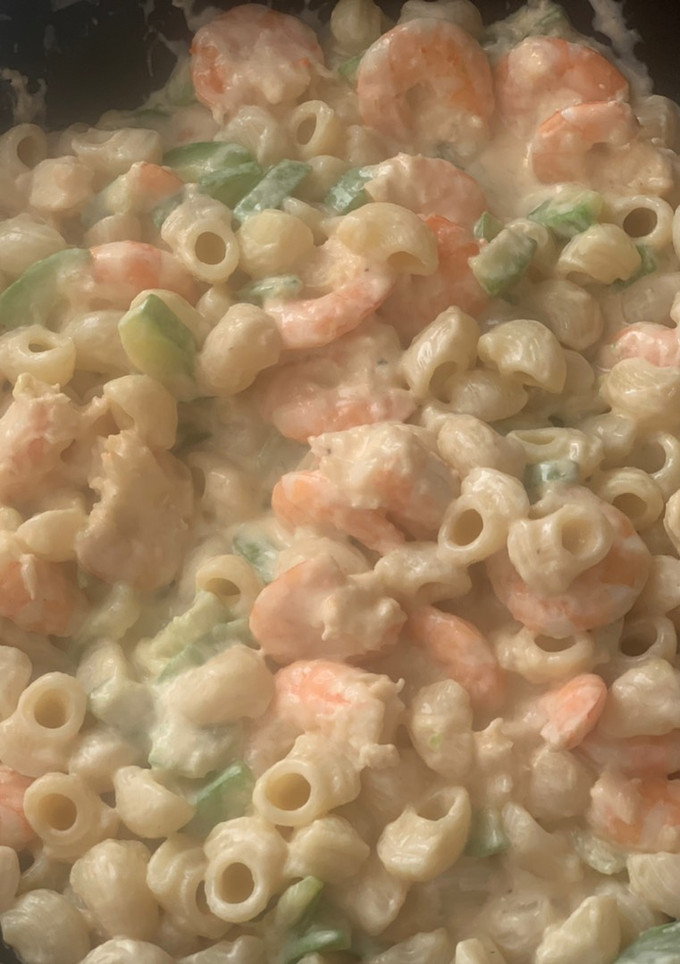 Una foto de Pasta con calabacín y gambas