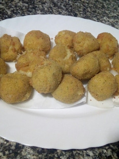 Una foto de Bombas de patata calabacín y queso azul