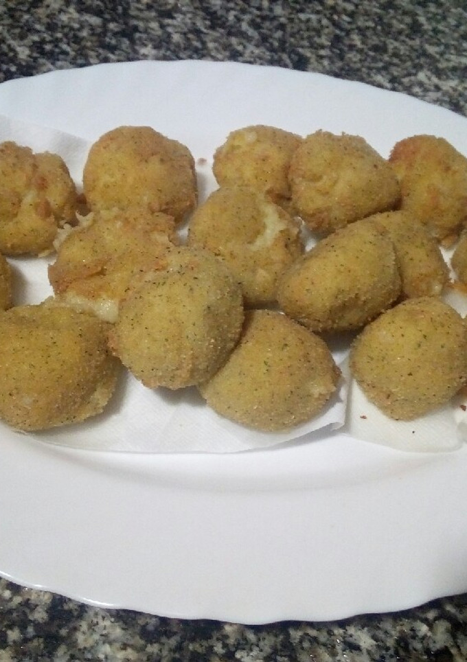Una foto de Bombas de patata calabacín y queso azul