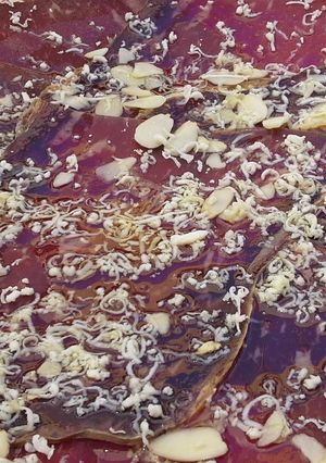 Una foto de Cecina de vaca con almendras y parmesano