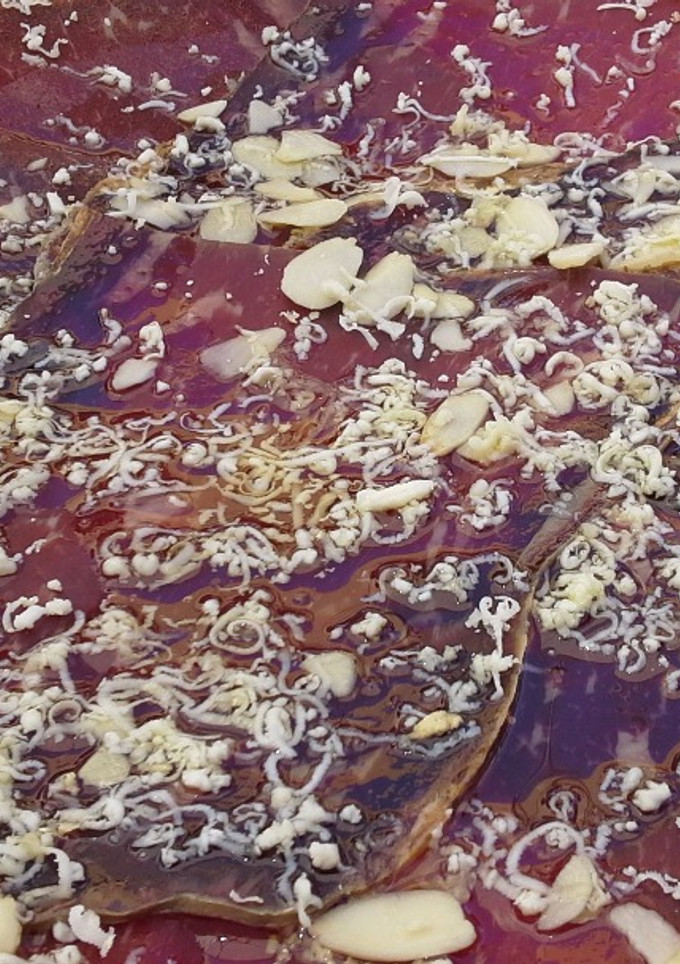 Una foto de Cecina de vaca con almendras y parmesano