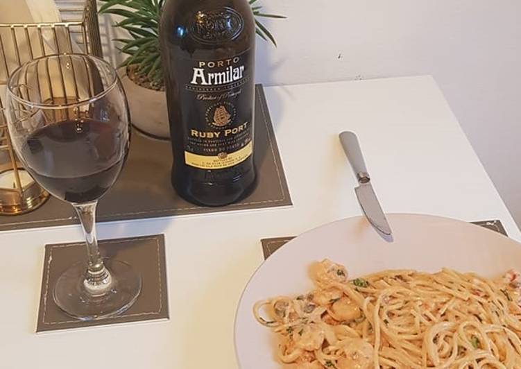 Esparguete com camarão e cogumelos