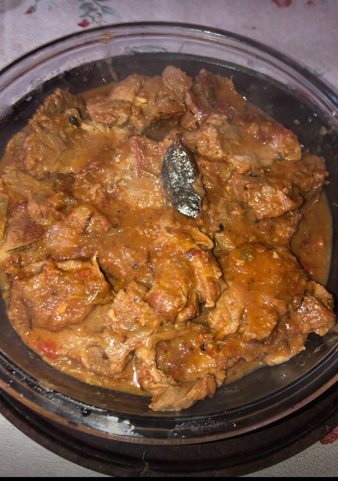 Una foto de Bondiola a la olla con morrón y cebolla 😋