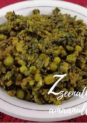 A picture of Paalak Kheema with Green Peas.