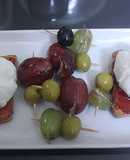 Huevos poche sobre tostadas con uvas rellenas de anchoa